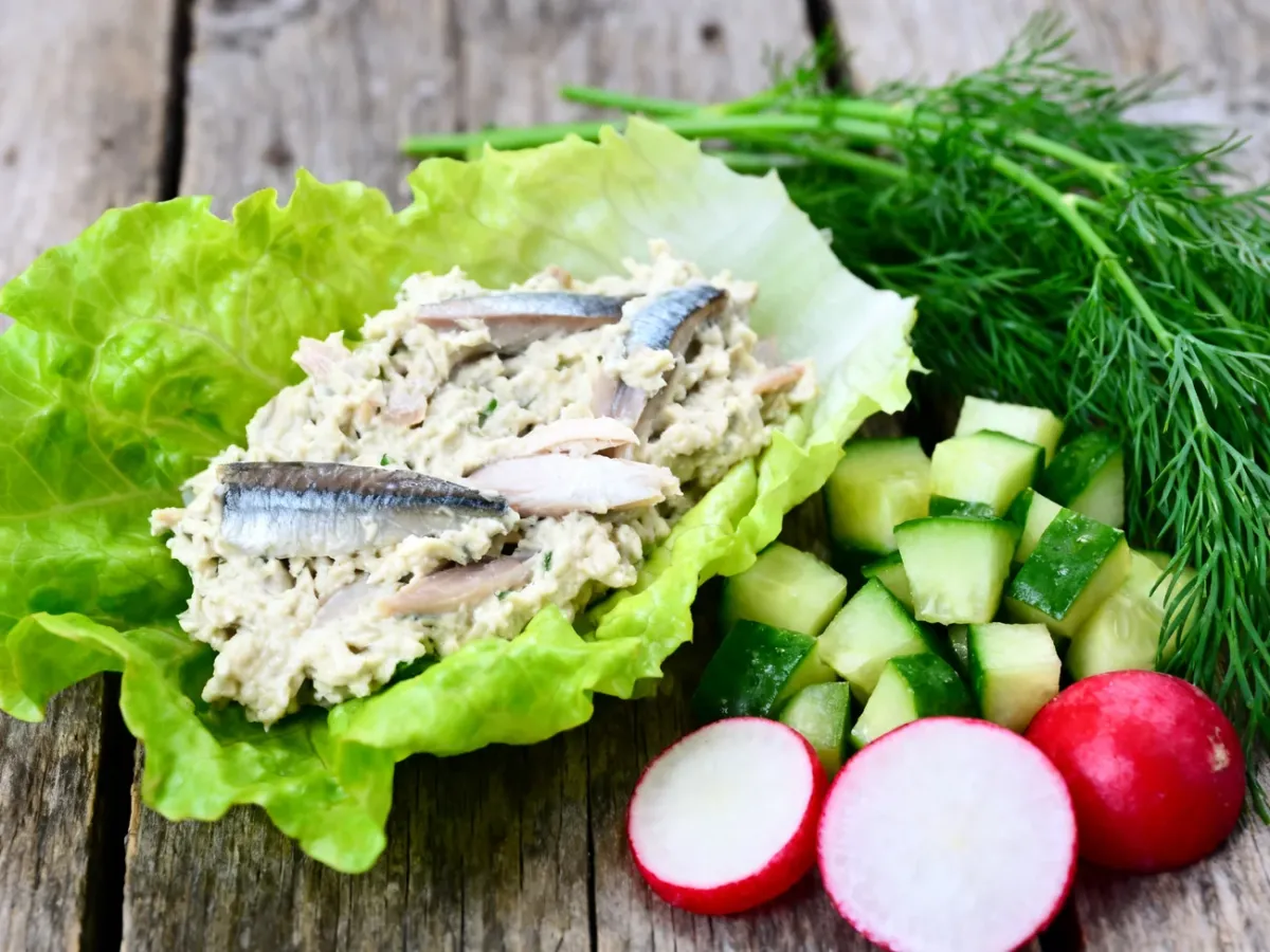 Pasta z wędzonej makreli podana w liściach sałaty